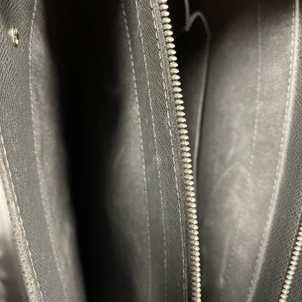 Louis Vuitton mens office bag. Slight Wear but in very good condition. - Picture 7 of 8